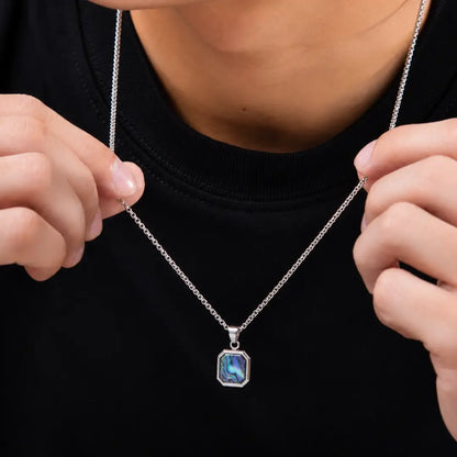 Colar masculino com pingente Abalone iridescente no pescoço