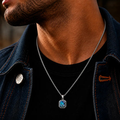 Colar masculino com pingente Abalone iridescente no pescoço