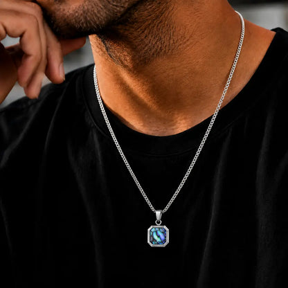 Homem usando colar masculino prata com pingente Abalone