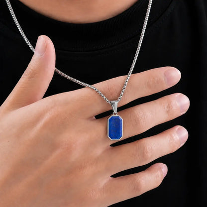Colar masculino prata com pingente azul estrelado no pescoço