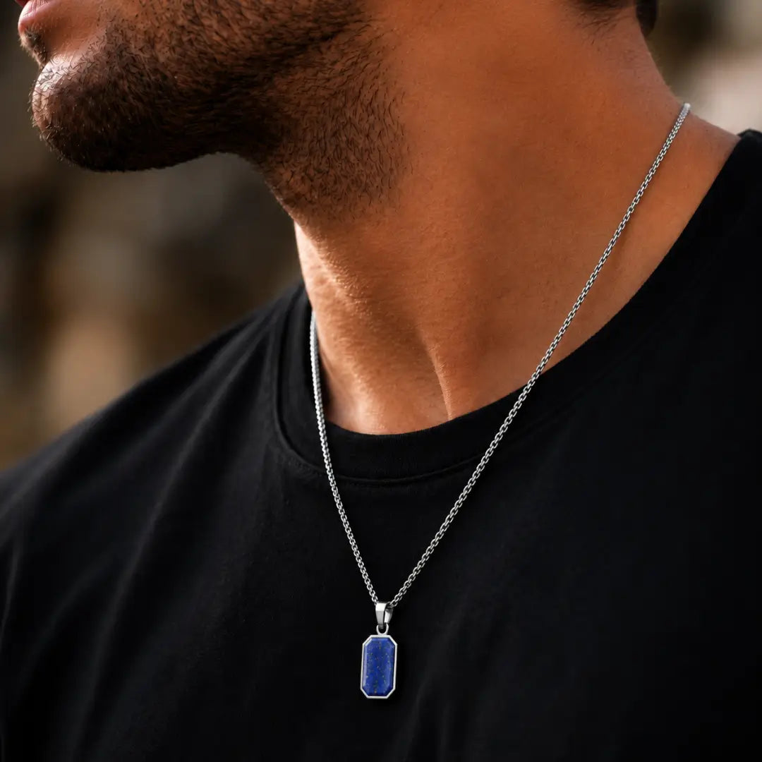 Colar masculino prata com pingente azul estrelado no pescoço