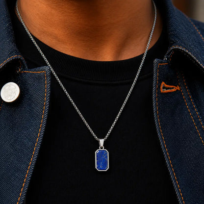 Colar masculino prata com pingente azul estrelado no pescoço