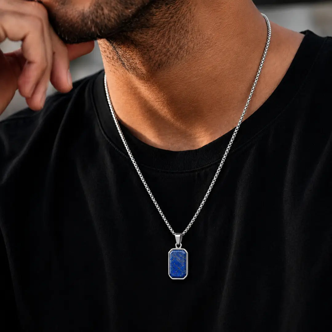 Colar masculino prata com pingente azul estrelado no pescoço