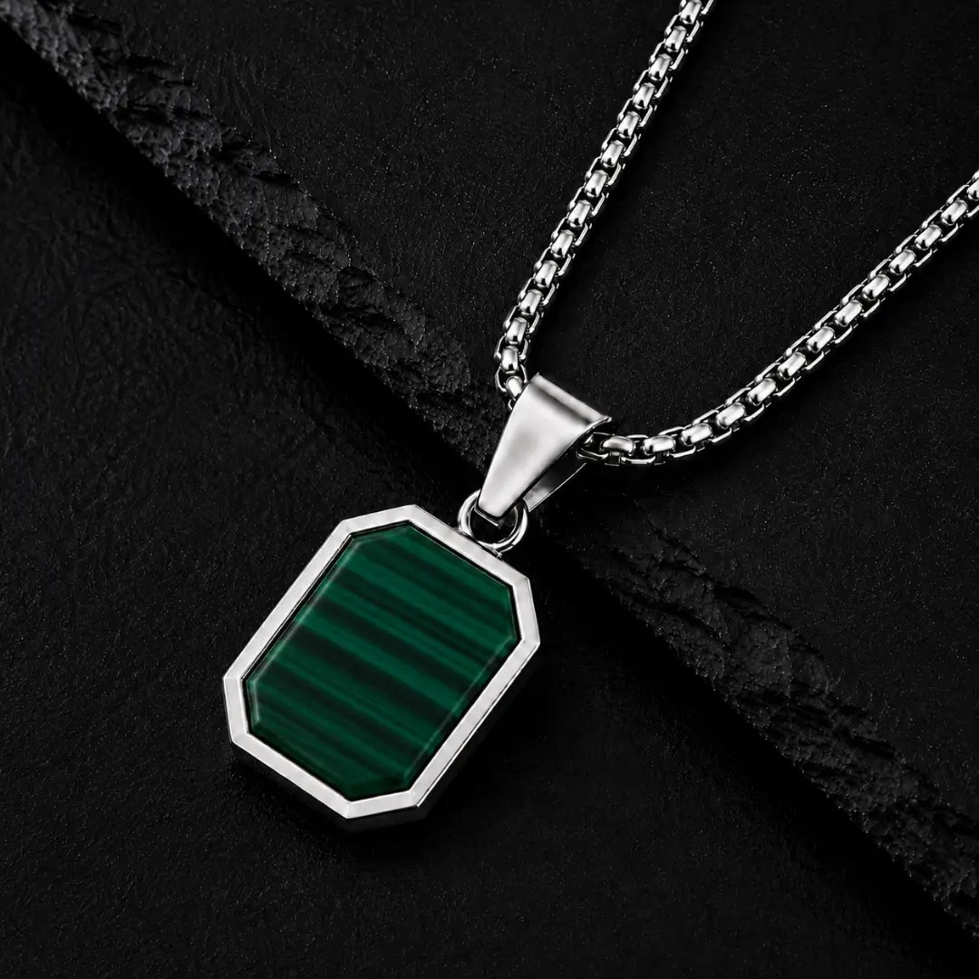 Detalhes verdes da Malaquita no pingente masculino Bravanni