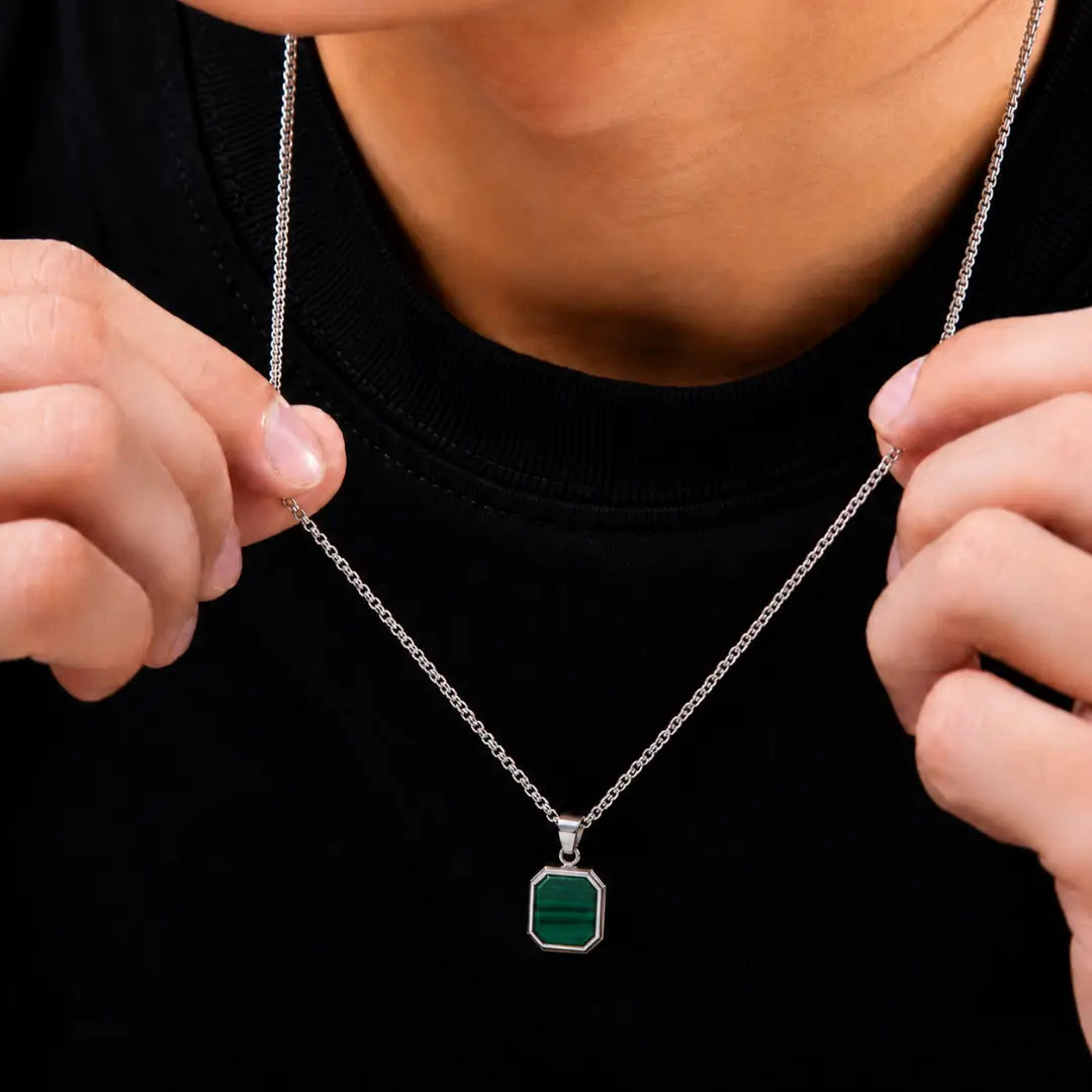 Colar masculino com pingente Malaquita verde no pescoço