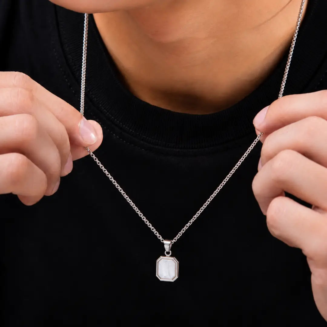 Colar masculino com pingente perolado no pescoço