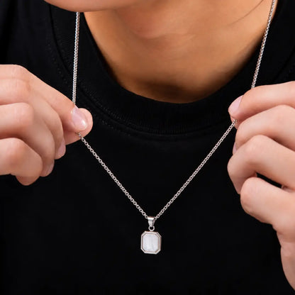 Colar masculino com pingente perolado no pescoço