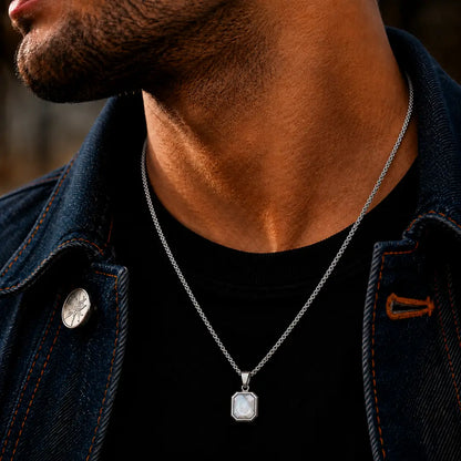 Colar masculino prata com pingente perolado em visual sofisticado