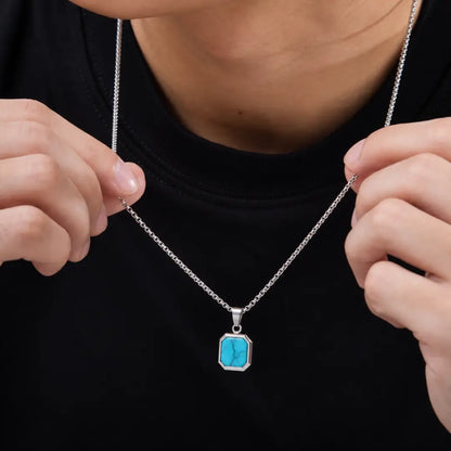 Colar masculino prata com pingente turquesa no pescoço