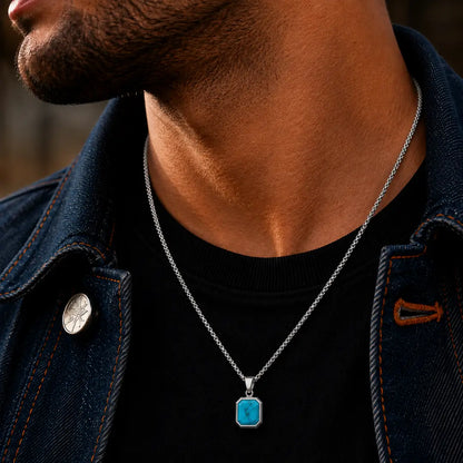 Colar masculino prata com pingente turquesa no pescoço