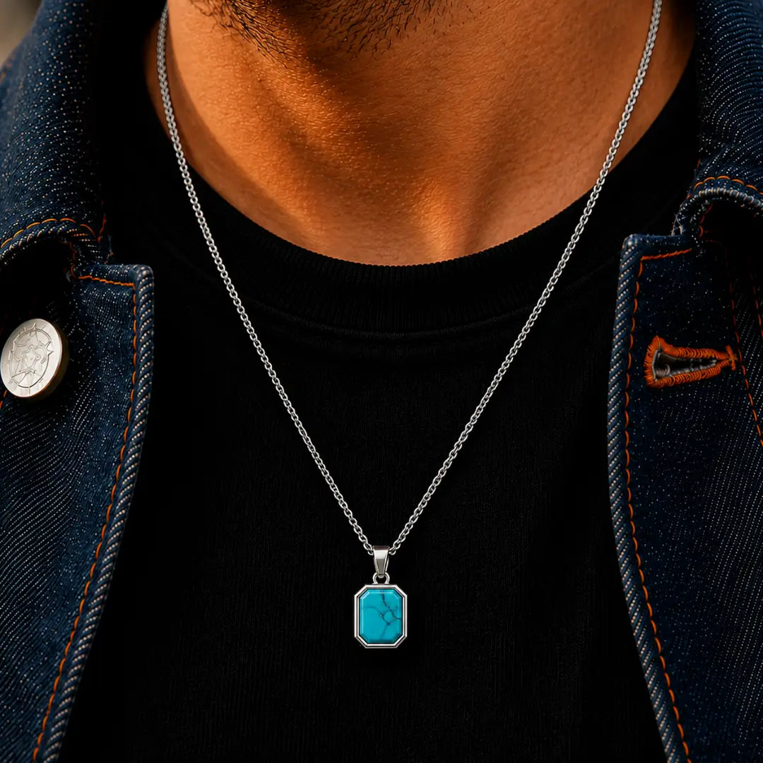 Colar masculino prata com pingente turquesa no pescoço