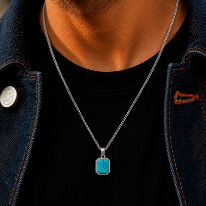 Colar masculino prata com pingente turquesa no pescoço