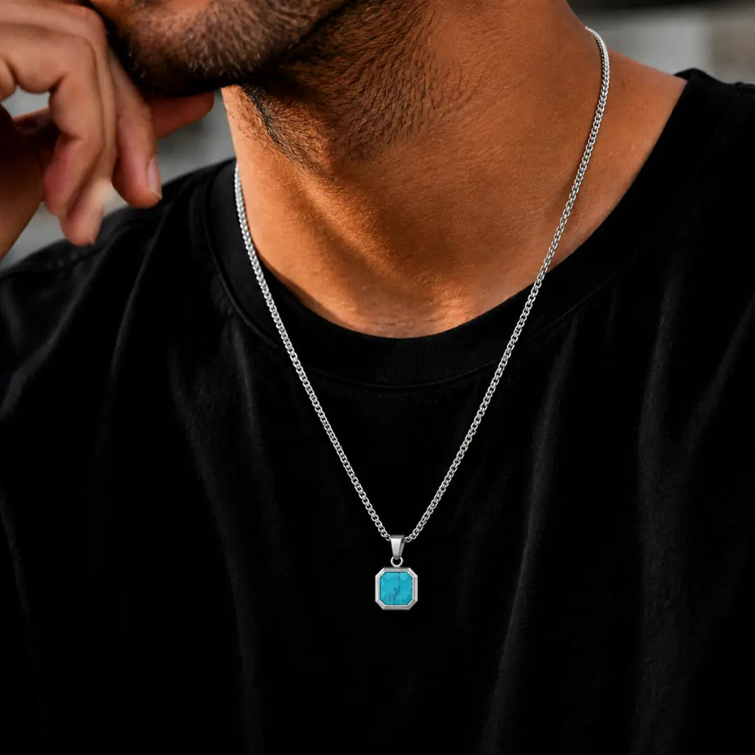 Colar masculino prata com pingente turquesa no pescoço