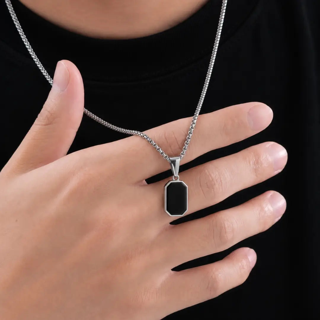 Colar masculino prata com pingente preto quadrado
