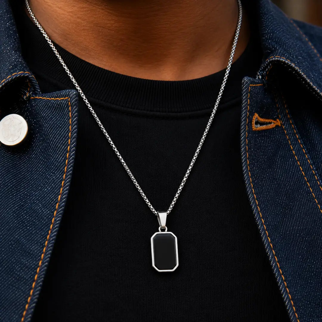 Colar masculino prata com pingente preto quadrado