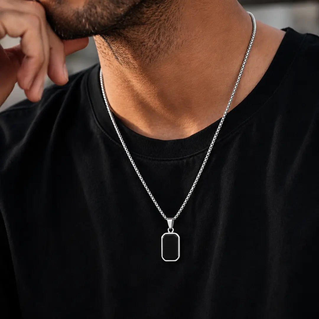 Colar masculino prata com pingente preto quadrado