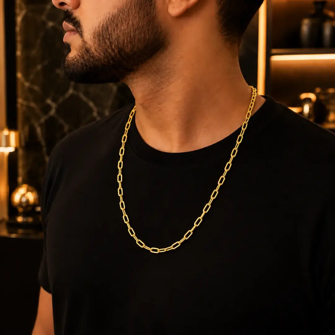 Corrente Masculina Cartier dourada de 2mm no pescoço