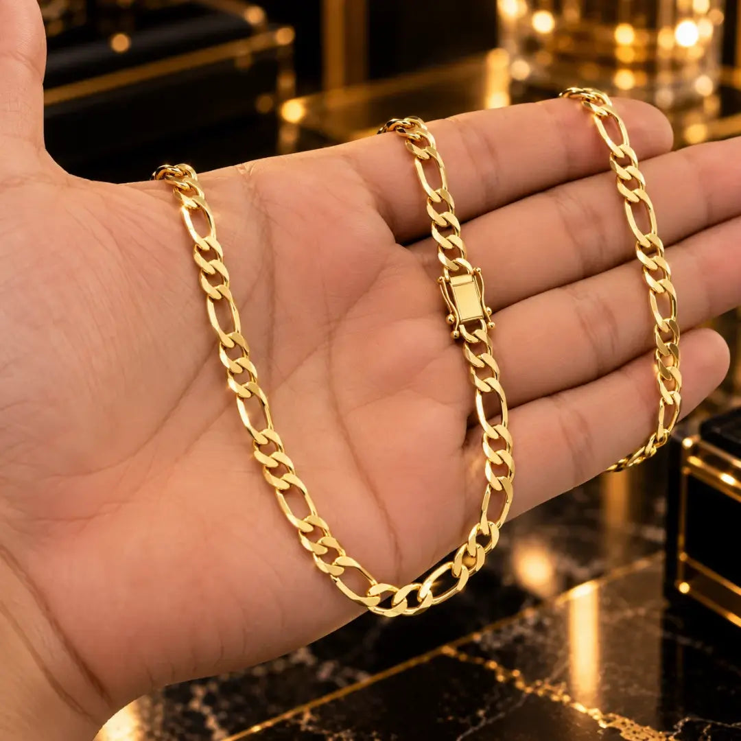 Cordão Masculino 3x1 dourado em visual sofisticado sobre a mão
