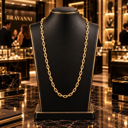 Corrente masculina banhada a ouro 18k de elos alongados Cartier 4.5mm exibida em um busto expositor preto de joias em ambiente elegante.