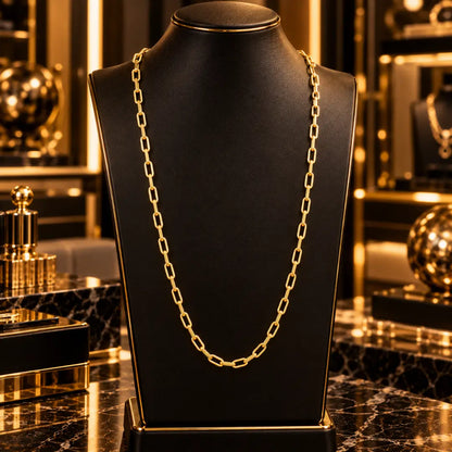 Visão frontal da corrente masculina de elos Cartier 4.5mm banhada a ouro 18k disposta sobre busto expositor de joias em veludo preto.