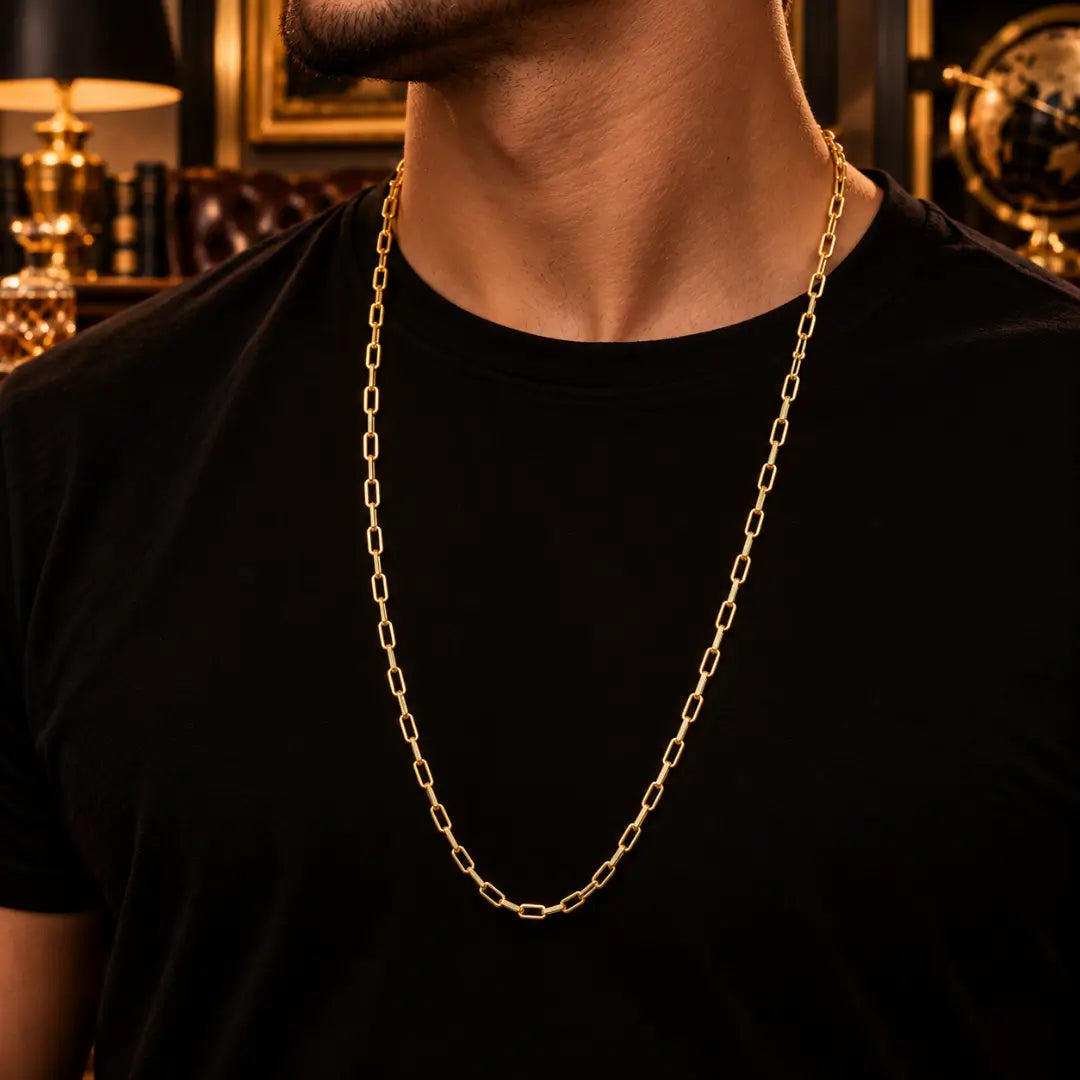 Homem vestindo camiseta preta usando a Corrente Masculina Cordão Cartier 4.5mm Banhada a Ouro 18k no pescoço.