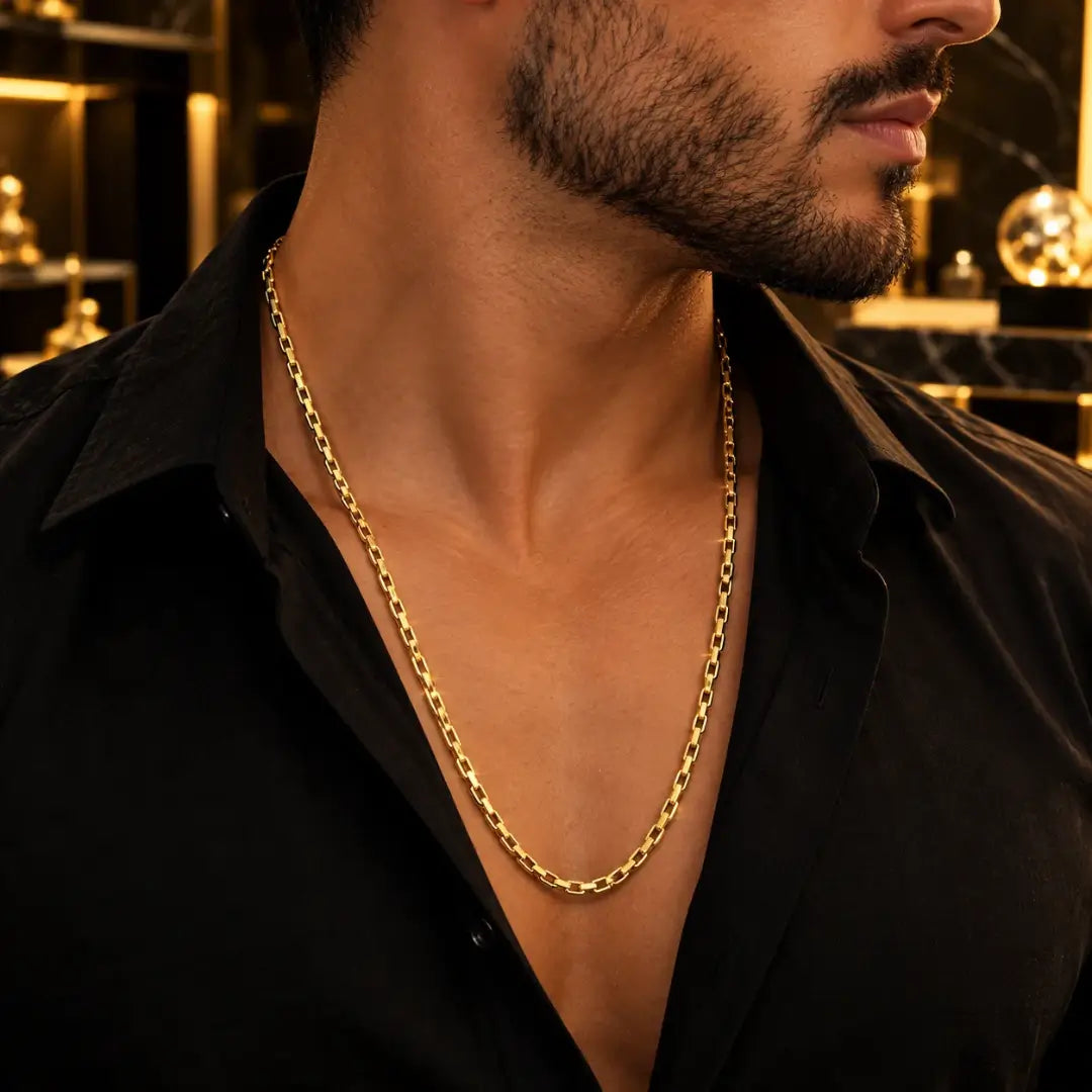 Homem usando Corrente Masculina Tijolinho banhada a ouro 18K