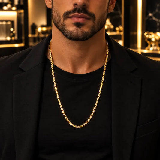 Homem usando Corrente Masculina Veneziana banhada a ouro 18K
