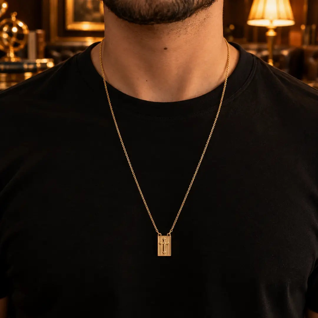 Homem usando escapulário masculino dourado com cruz