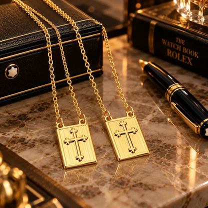 Detalhes da cruz estampada no escapulário banhado a ouro 18K