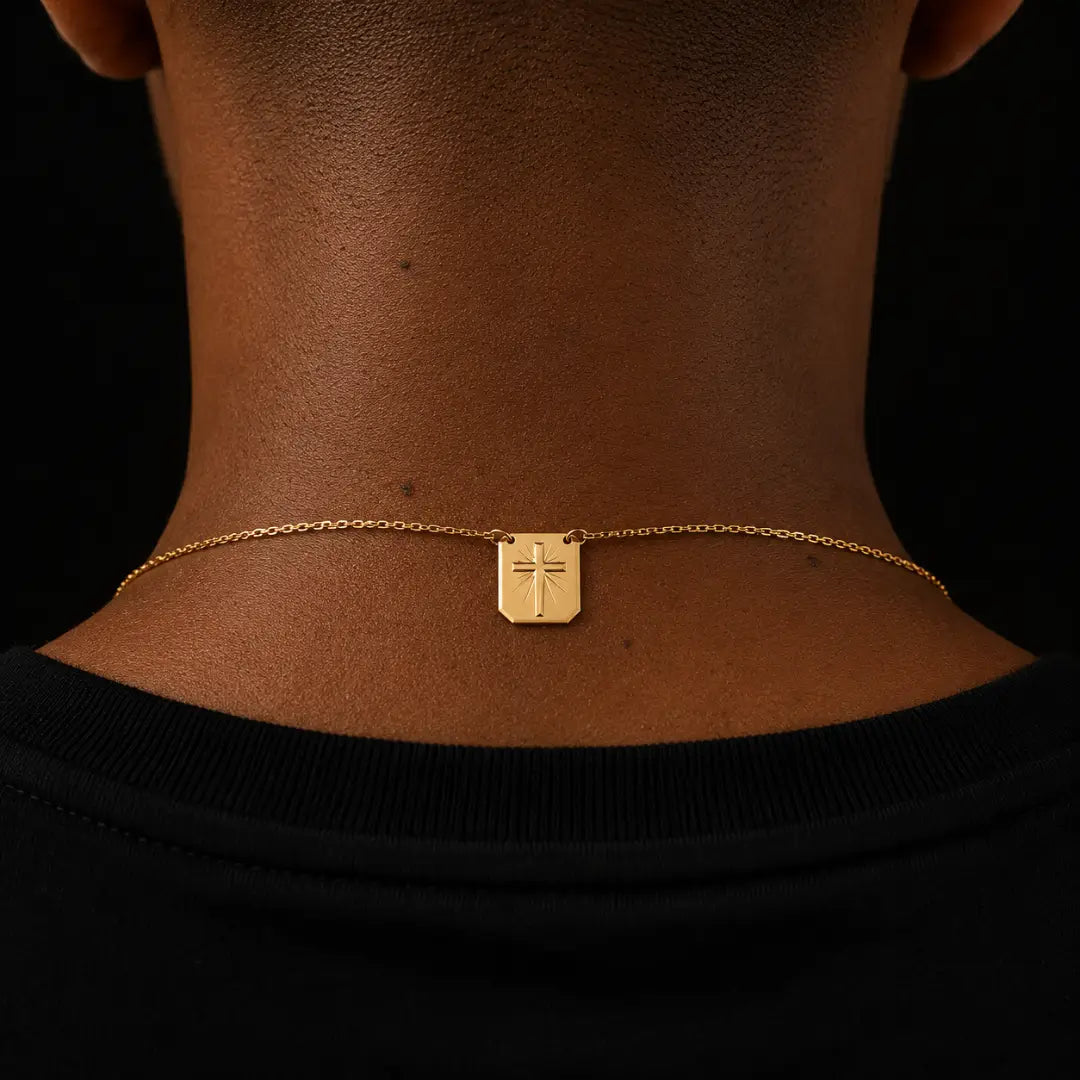 Escapulário Corrente Masculino com Placa Cruz e Jesus Cristo Crucifixo Banhado a Ouro 18k