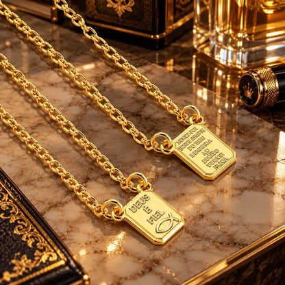 Acabamento dourado do Escapulário Deus é Fiel banhado a ouro 18K