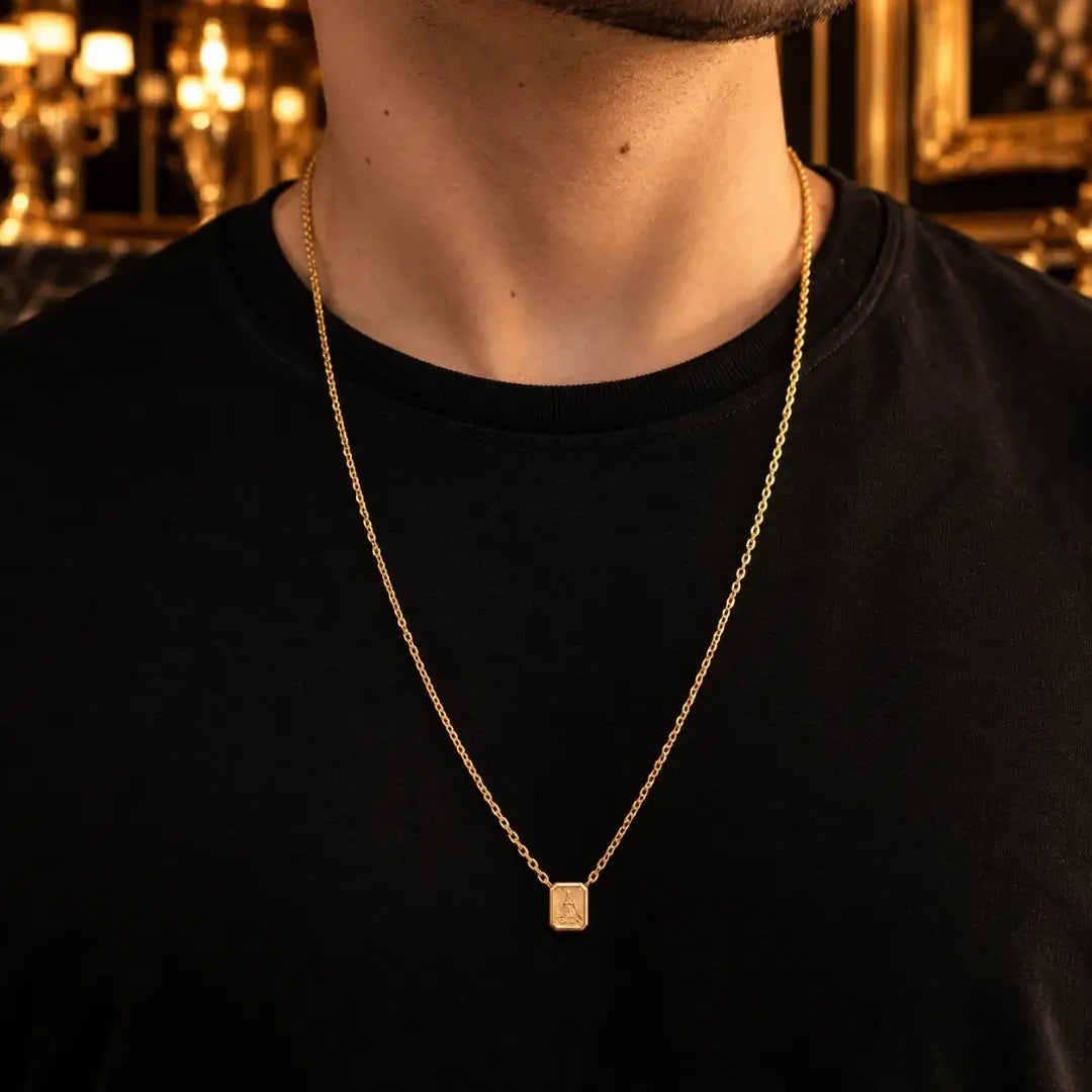 Homem usando Escapulário Deus é Fiel e Pai Nosso dourado