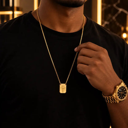 Escapulário Espírito Santo dourado em visual masculino sofisticado