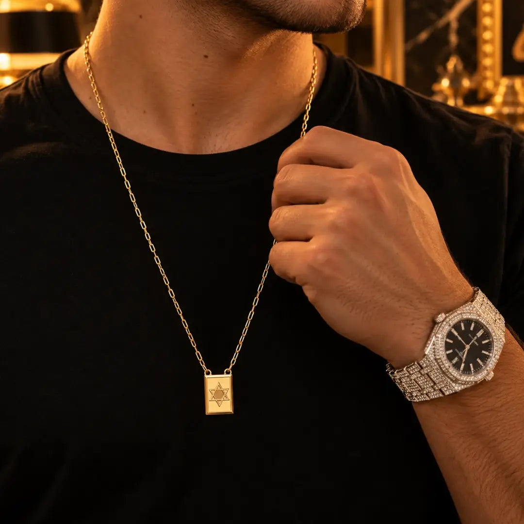 Escapulário masculino Estrela de Davi com corrente Cartier no peito