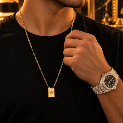 Escapulário masculino Estrela de Davi com corrente Cartier no peito