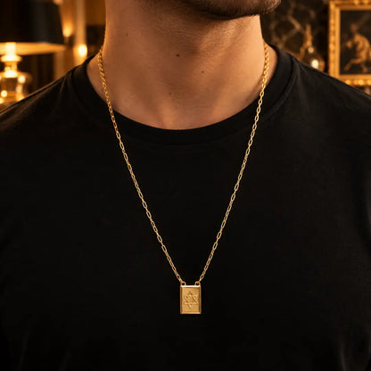 Homem usando Escapulário Estrela de Davi dourado
