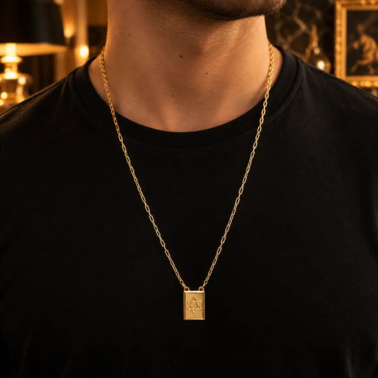 Homem usando Escapulário Estrela de Davi dourado