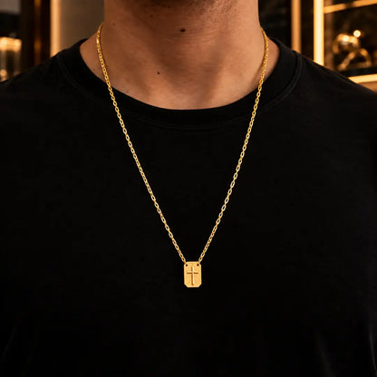 Homem usando Escapulário Jesus Cristo e Cruz dourado