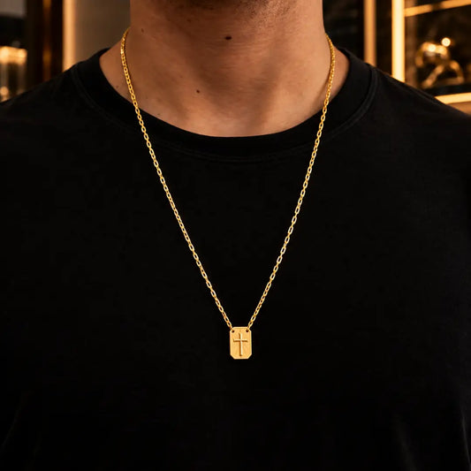 Homem usando Escapulário Jesus Cristo e Cruz dourado