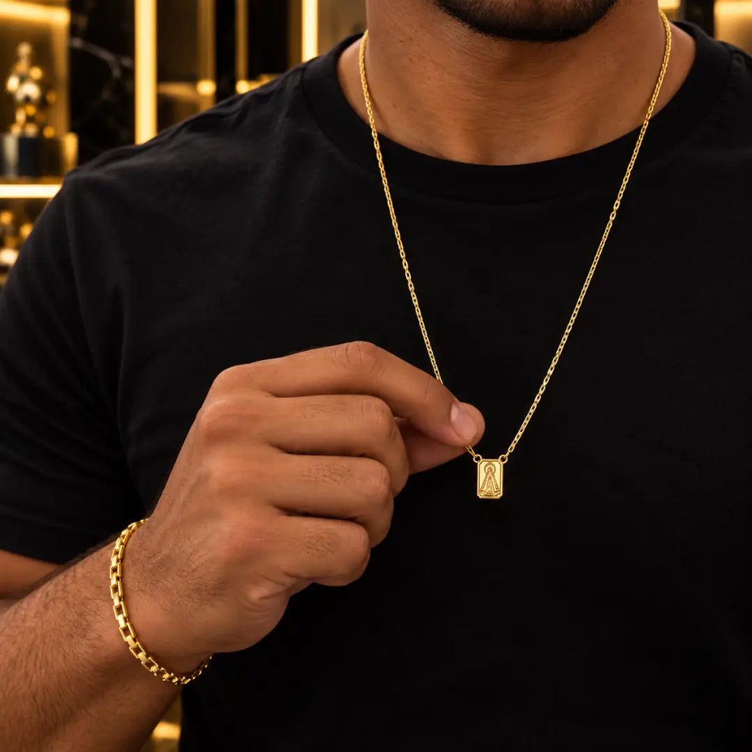Escapulário masculino Nossa Senhora Aparecida e Jesus no peito