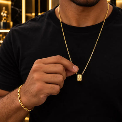Escapulário masculino Nossa Senhora Aparecida e Jesus no peito