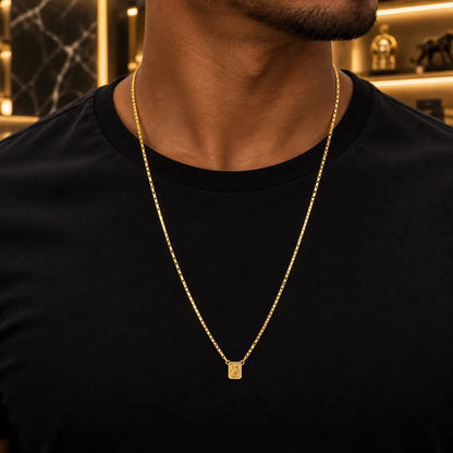 Homem usando Escapulário Nossa Senhora Aparecida e Jesus dourado