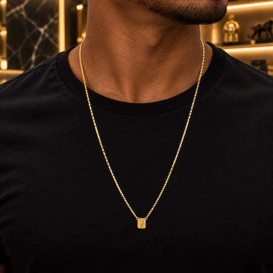 Homem usando Escapulário Nossa Senhora Aparecida e Jesus dourado
