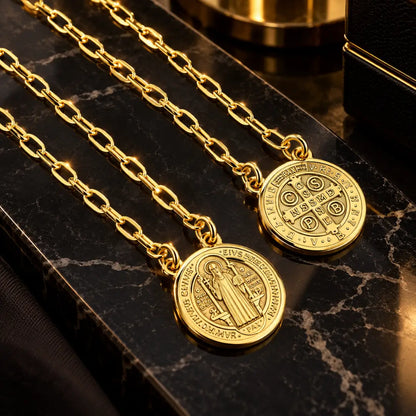 Detalhes das medalhas de São Bento banhadas a ouro 18K