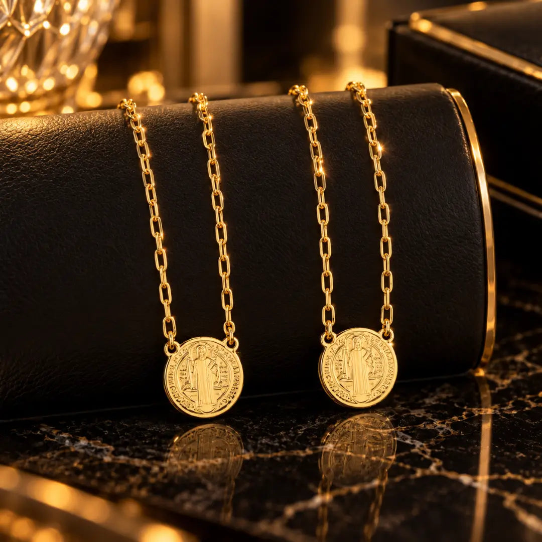 Acabamento dourado do Escapulário São Bento banhado a ouro 18K