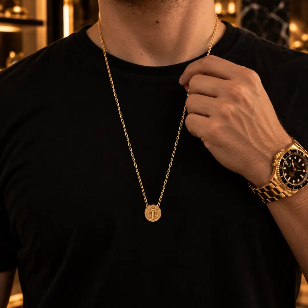 Homem usando Escapulário São Bento banhado a ouro 18K