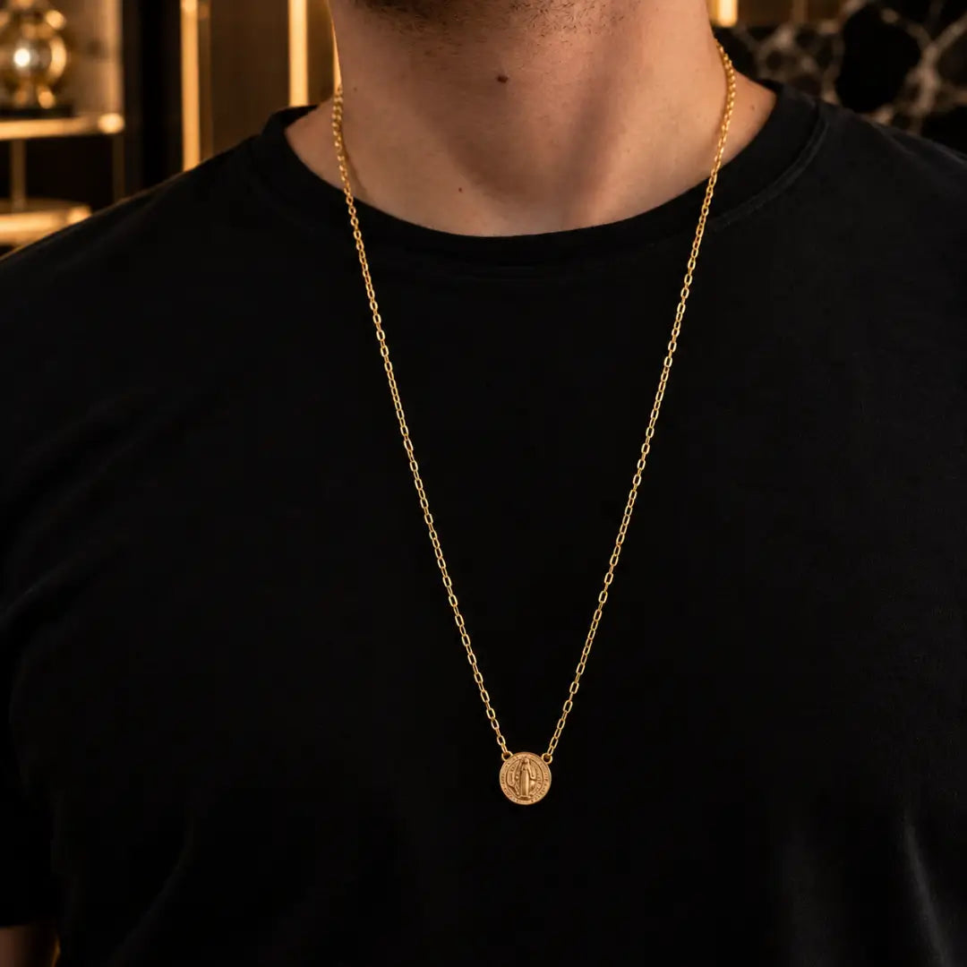 Escapulário São Bento masculino com corrente Cartier no peito