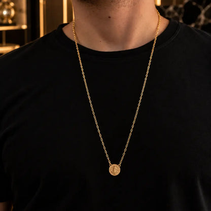 Escapulário São Bento masculino com corrente Cartier no peito