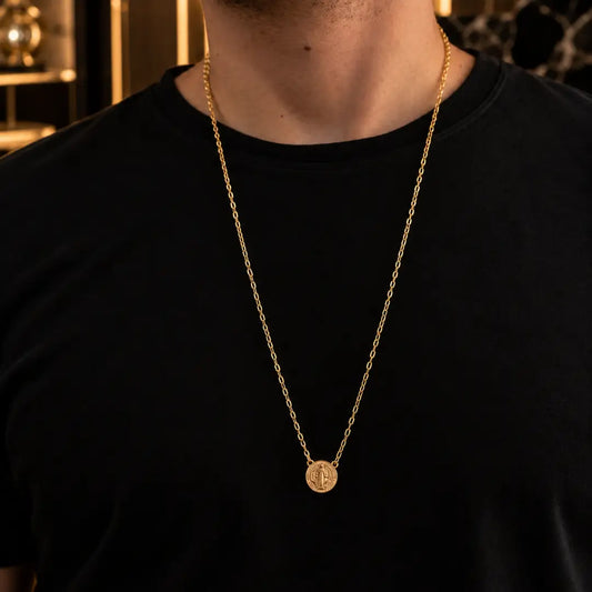 Escapulário São Bento masculino com corrente Cartier no peito