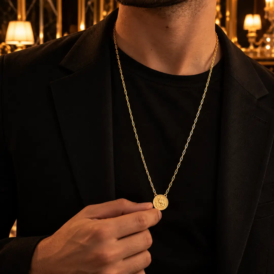 Homem usando Escapulário São Jorge masculino dourado